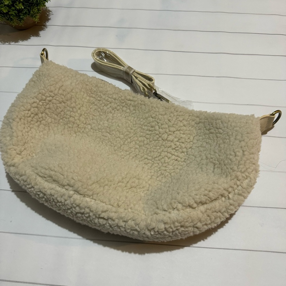 Urban Originals NWOT Cream‎ Sherpa Solstice Slouch Crescent Shoulder Bag Purse